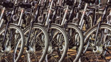 Cieszyńscy strażnicy miejscy patrolują miasto na rowerach elektrycznych