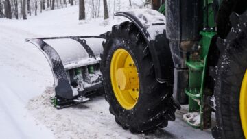 Skargi kierowców pługów śnieżnych w Cieszynie na urzędników: "Drogi mogłyby być w lepszym stanie"