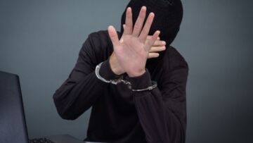 Agresywny 77-latek zaatakował maczetą byłą żonę: funkcjonariusze ze Skoczowa zabezpieczyli sytuację