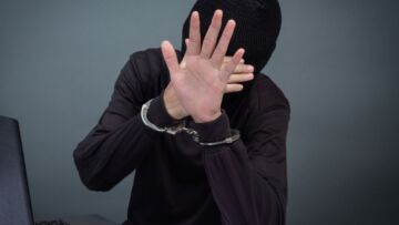 Mężczyzna próbuje okraść starszą kobietę, ale dzięki obywatelskiej postawie świadka zostaje zatrzymany