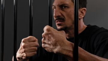 Kradzież flag narodowych i alkoholu w Goleszowie – 21-latek zatrzymany przez policję