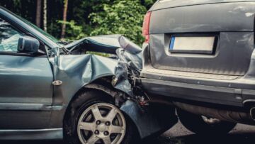 Wieczorne zdarzenie drogowe w Ustroniu: zderzenie dwóch pojazdów i mandat dla sprawcy