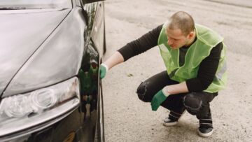 Starszy sierżant cieszyńskiej drogówki staje się świadkiem wypadku i natychmiast udziela pomocy