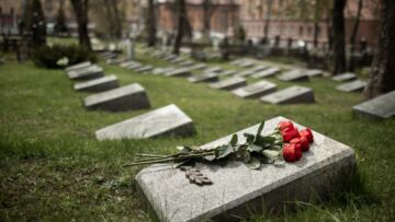 Społeczny Komitet Renowacji Cmentarzy Cieszyńskich zgromadził ponad 16 tysięcy złotych podczas zbiórki na Wszystkich Świętych
