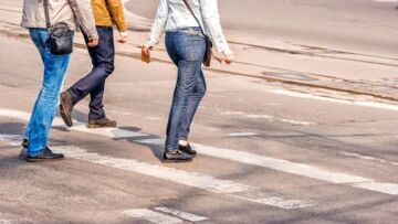 Kierowca nie ustąpił pierwszeństwa na przejściu, dwie osoby w szpitalu w Ustroniu