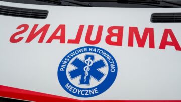 Policjanci z Cieszyna wspierają ratowników w nocnej interwencji pełnej napięcia